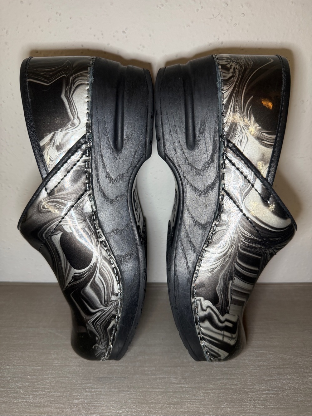 Sanita Original  Black/Silver Grey Abstract Design Patent Clogs Size 37 Very Gd - Picture 7 of 9
